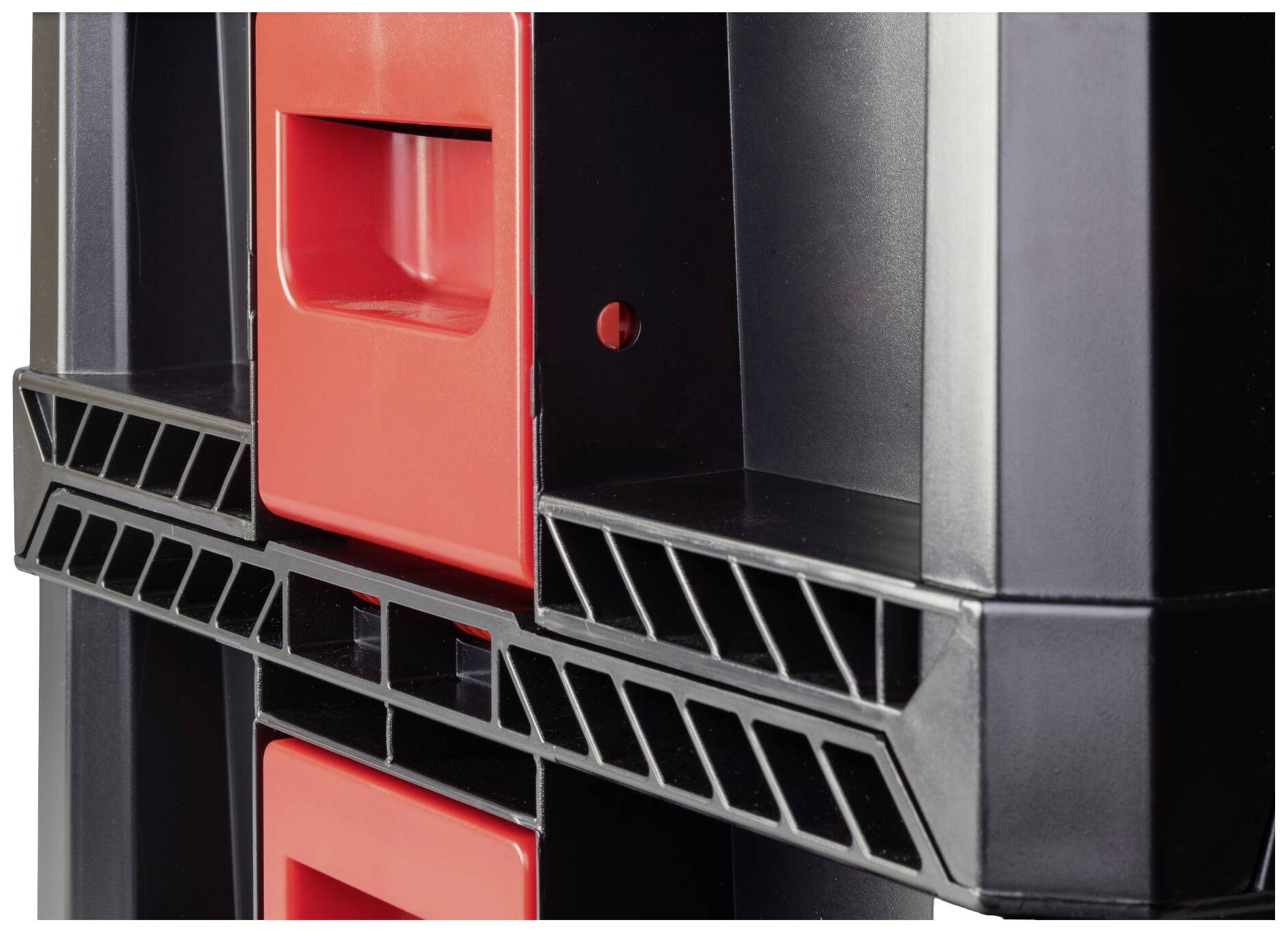 Czarna plastikowa skrzynka magazynowa z czerwonymi uchwytami, z naciskiem na szczegóły boczne i elementy łączące.