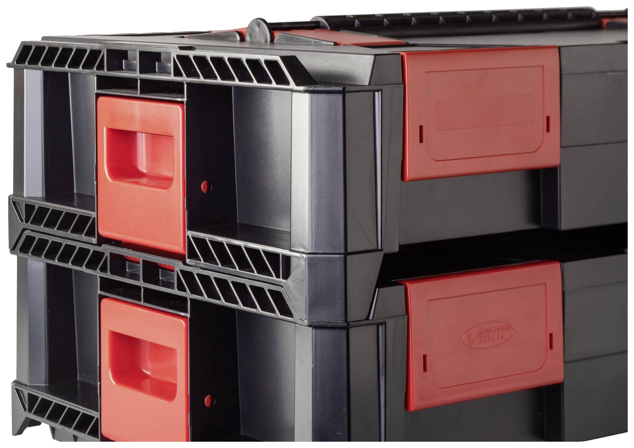 Czarne skrzynki narzędziowe z czerwonymi uchwytami i zamknięciami są ułożone w stos. Wyglądają na wytrzymałe i odpowiednie do przechowywania.