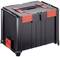 Czarna, wytrzymała skrzynka transportowa z pomarańczowymi zamknięciami i uchwytem, odpowiednia do przechowywania narzędzi lub materiałów.