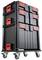 Czarne skrzynki narzędziowe z czerwonymi uchwytami, możliwe do układania w stos na czterokołowym wózku. Idealne do mobilnego przechowywania narzędzi.