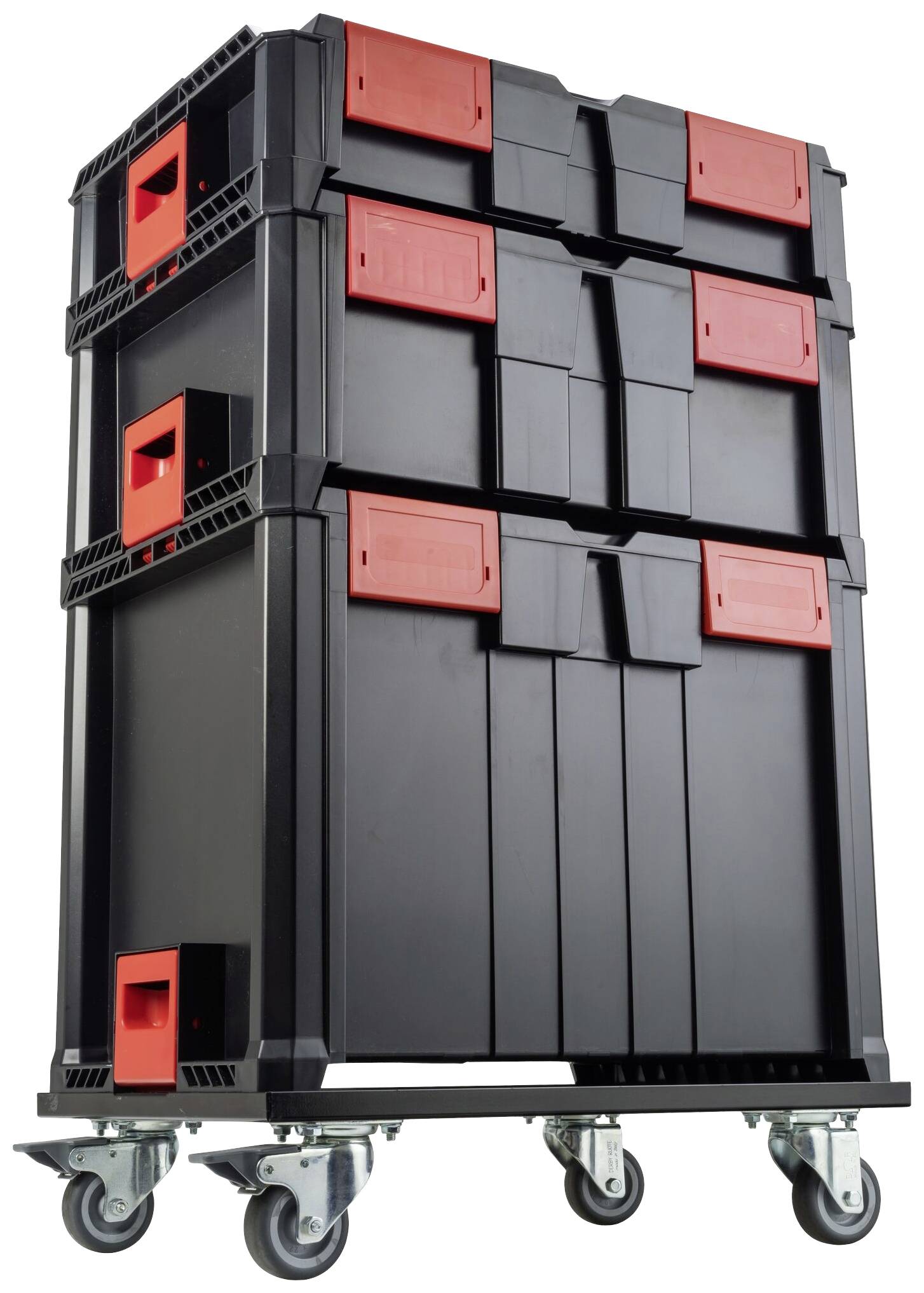 Czarne, składowane pudła plastikowe z czerwonymi uchwytami na kółkach. Pudła są przeznaczone do transportu i magazynowania.