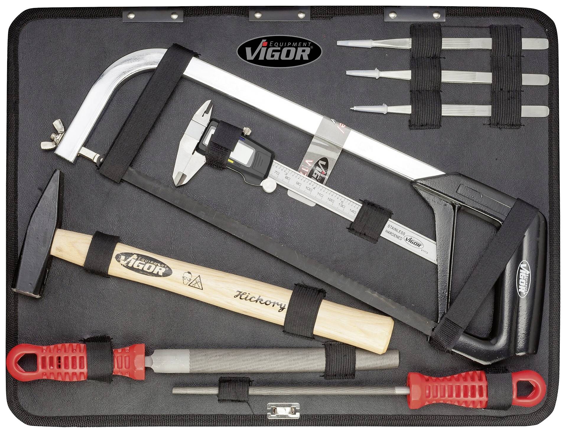 Zestaw narzędzi w torbie materiałowej, w skład którego wchodzą: piła, młotek, szczypce, pilniki i imadła. Wszystkie narzędzia są starannie ułożone.