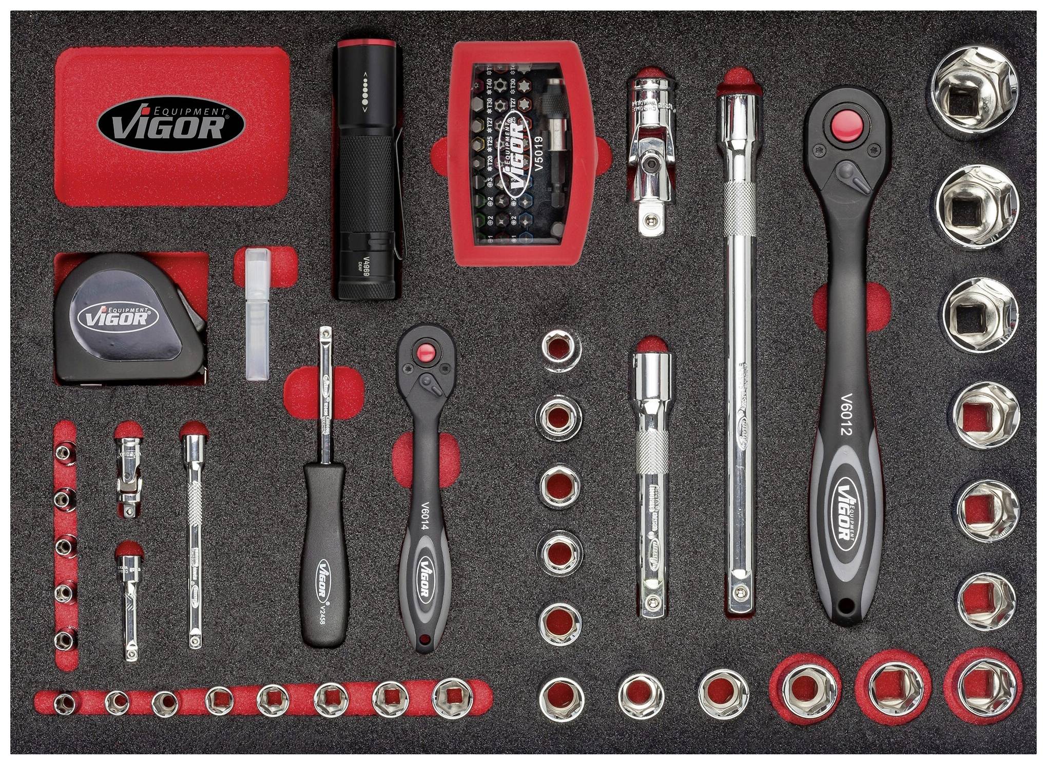 Zestaw narzędzi w dokładnie dopasowanej wkładce piankowej, zawierający różne grzechotki, nasadki i przedłużki.