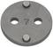Okrągła, szara metalowa płyta z trzema wystającymi nitami i dwoma otworami pośrodku. Liczba '7' jest wygrawerowana w centrum.