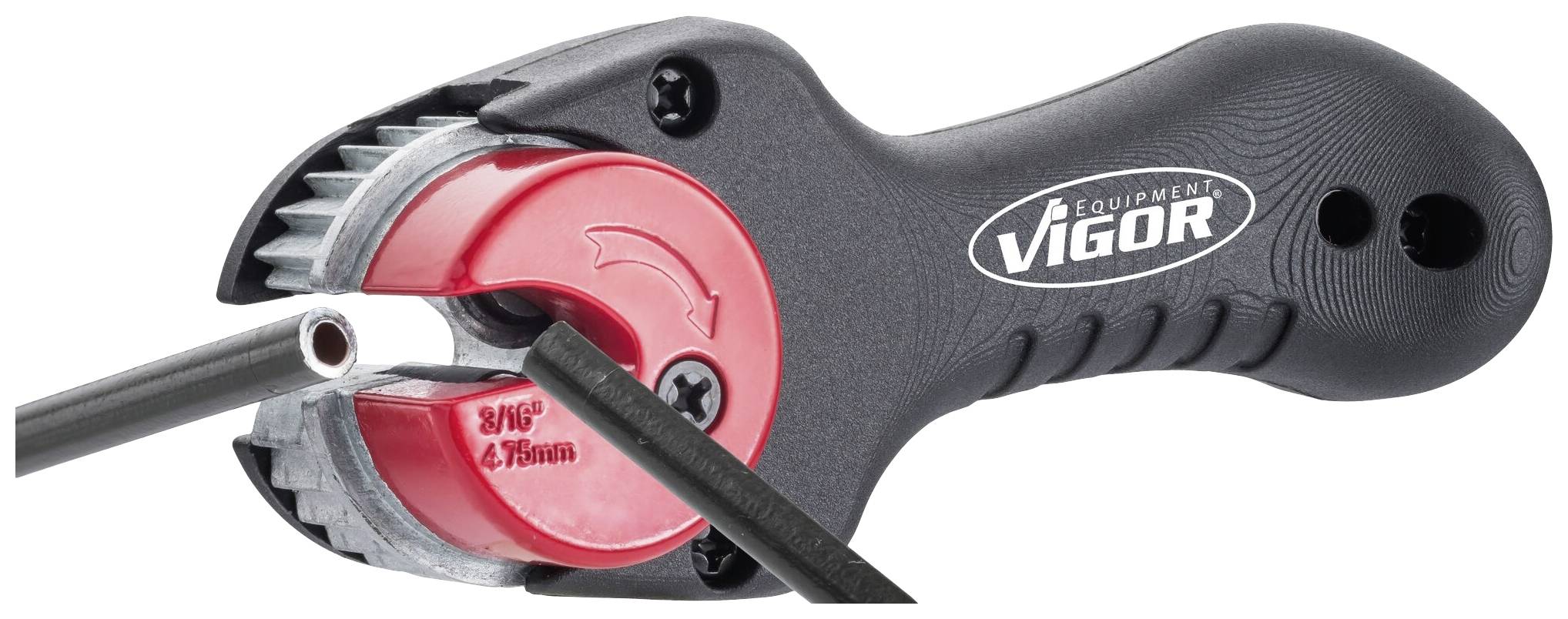 Obcinacz do rur z czarną rękojeścią i czerwonym mechanizmem tnącym przecina cienką, metalową rurę. Marka: Vigor.
