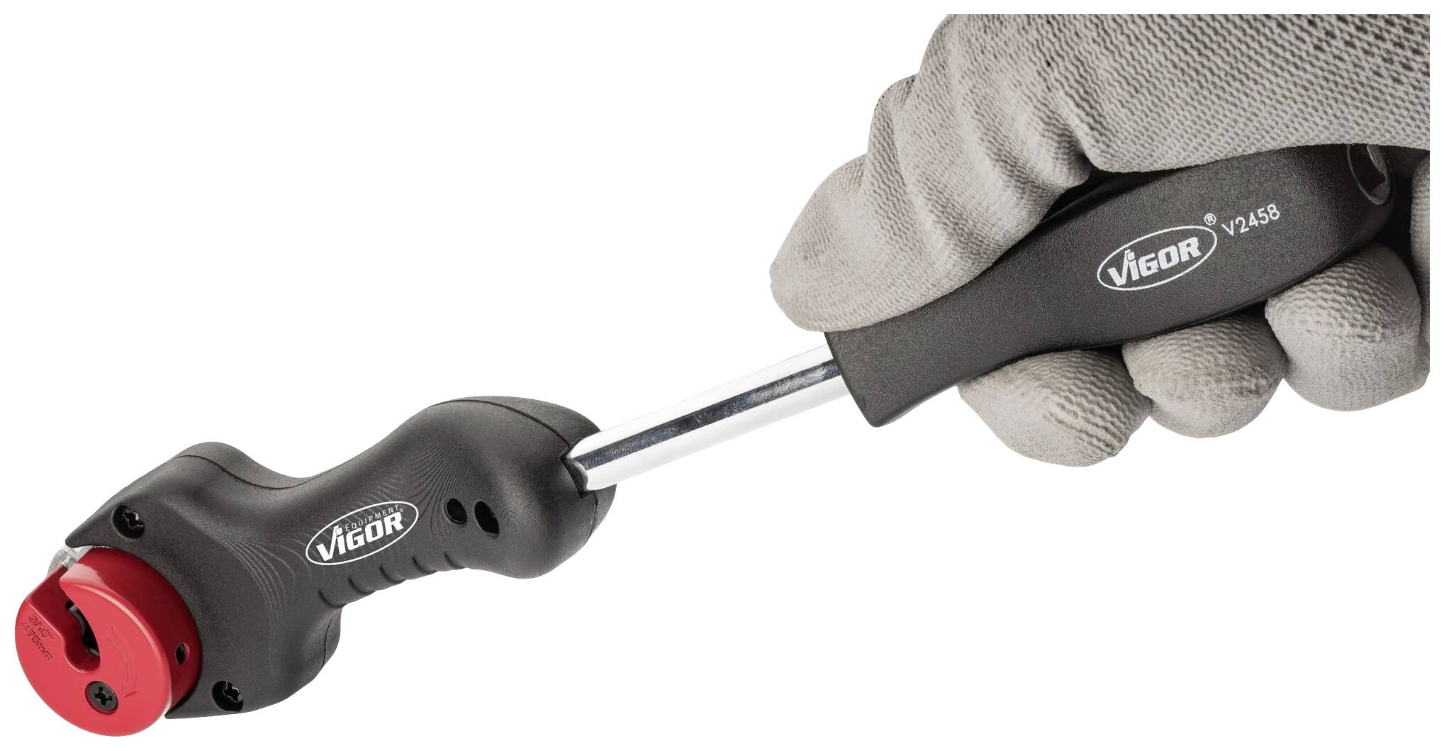 Dłoń trzyma urządzenie przypominające narzędzie z czarnym uchwytem i czerwonym adapterem. Urządzenie po prawej stronie z logo. Narzędzie przeznaczone do obracania lub dokręcania.