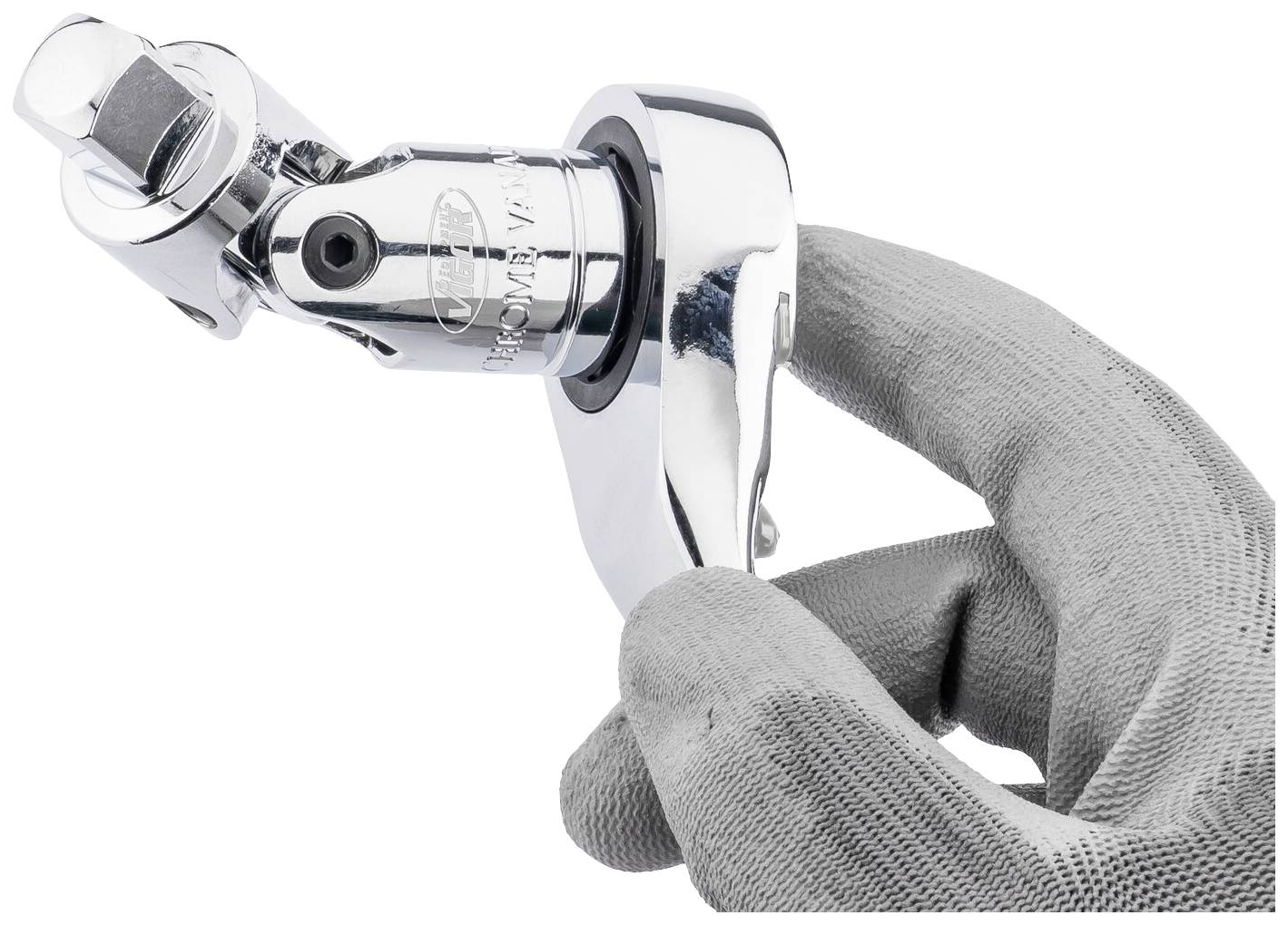 Fragment obrazu przedstawia dłoń w szarym rękawiczce trzymającą chromowany klucz przegubowy na białym tle.