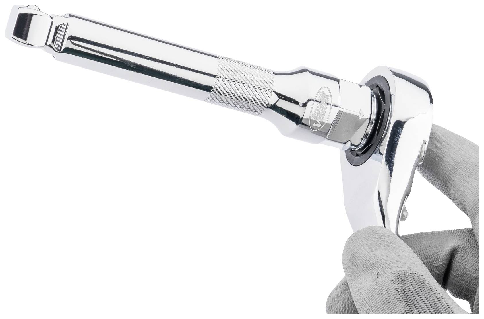 Jedna ręka trzyma chromowaną grzechotkę z wyprofilowanym uchwytem. Prezentowane jest narzędzie.