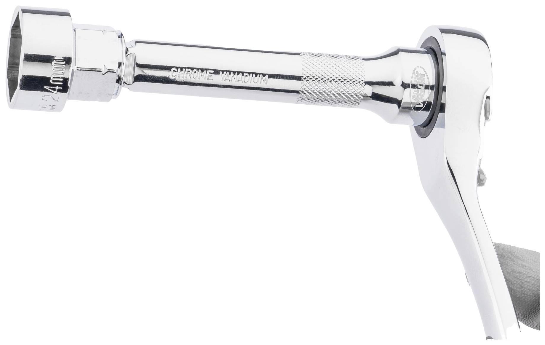 Chromowany klucz nasadowy z grzechotką. Narzędzie do napraw mechanicznych, przedstawione w widoku bocznym.