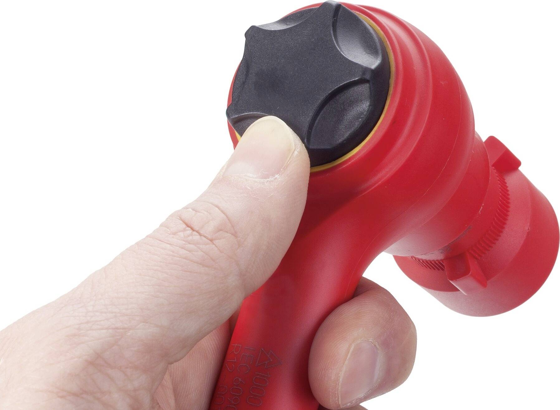 Ręka trzyma czerwony kran z czarnym pokrętłem.