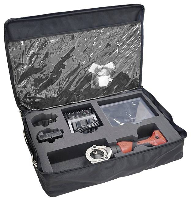 Otwarta torba transportowa z elektrycznym zestawem narzędzi, w tym obcinaczem kabli, pakietami baterii i ładowarką, wewnątrz dobrze zorganizowana.