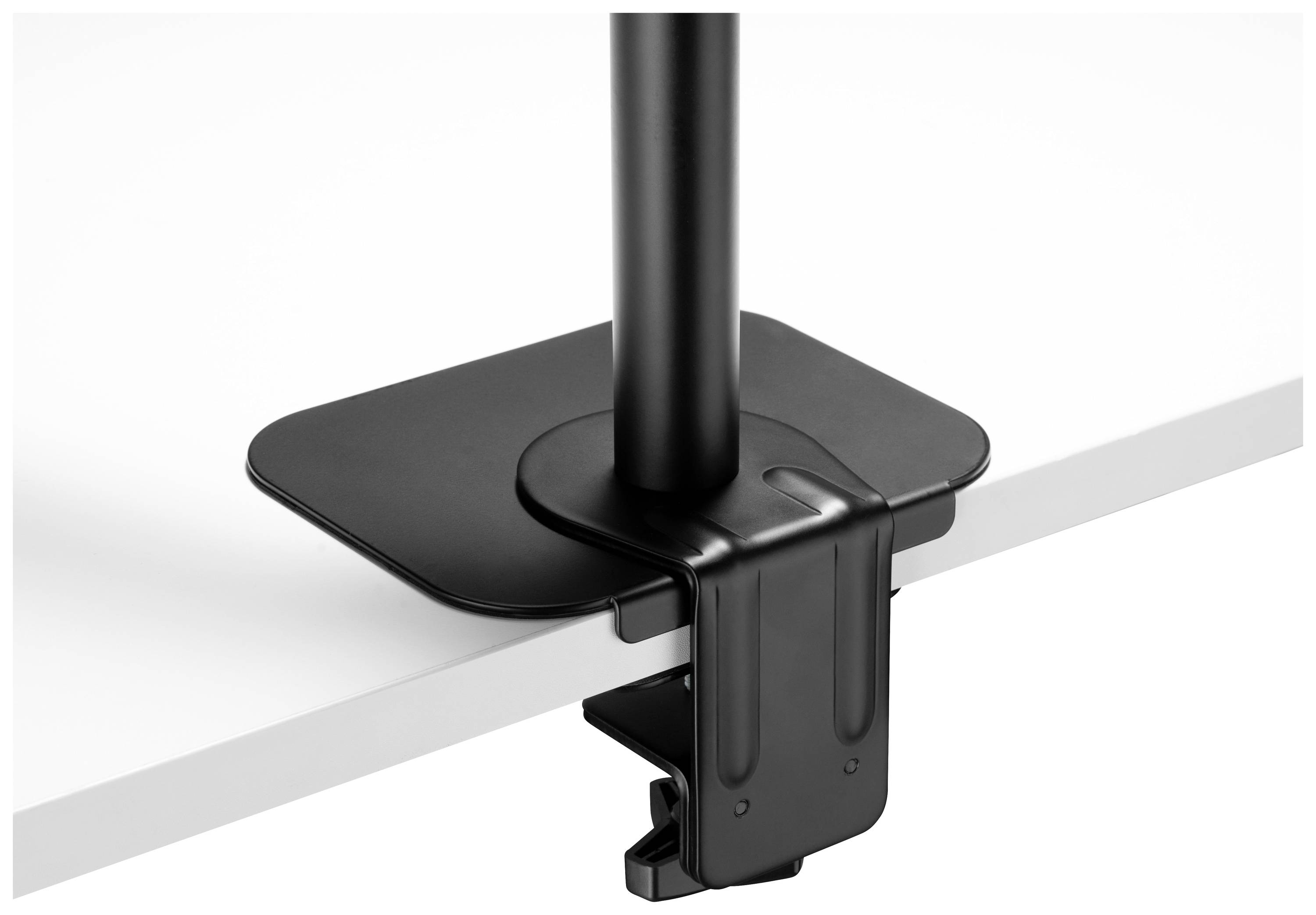Czarna klema biurkowa przytrzymuje pionowy stojak na krawędzi białego stołu. Idealna do mocowania monitorów lub lamp.