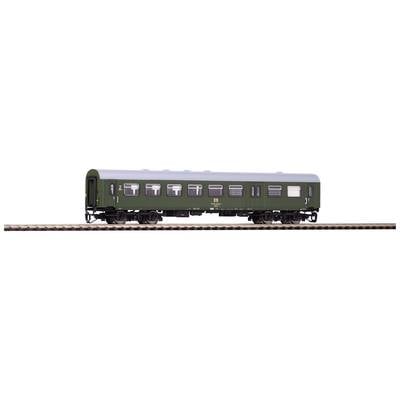 Zielony modelowy wagon pasażerski na torach, przedstawiony z boku, z dokładnie odwzorowanymi oknami i drzwiami.