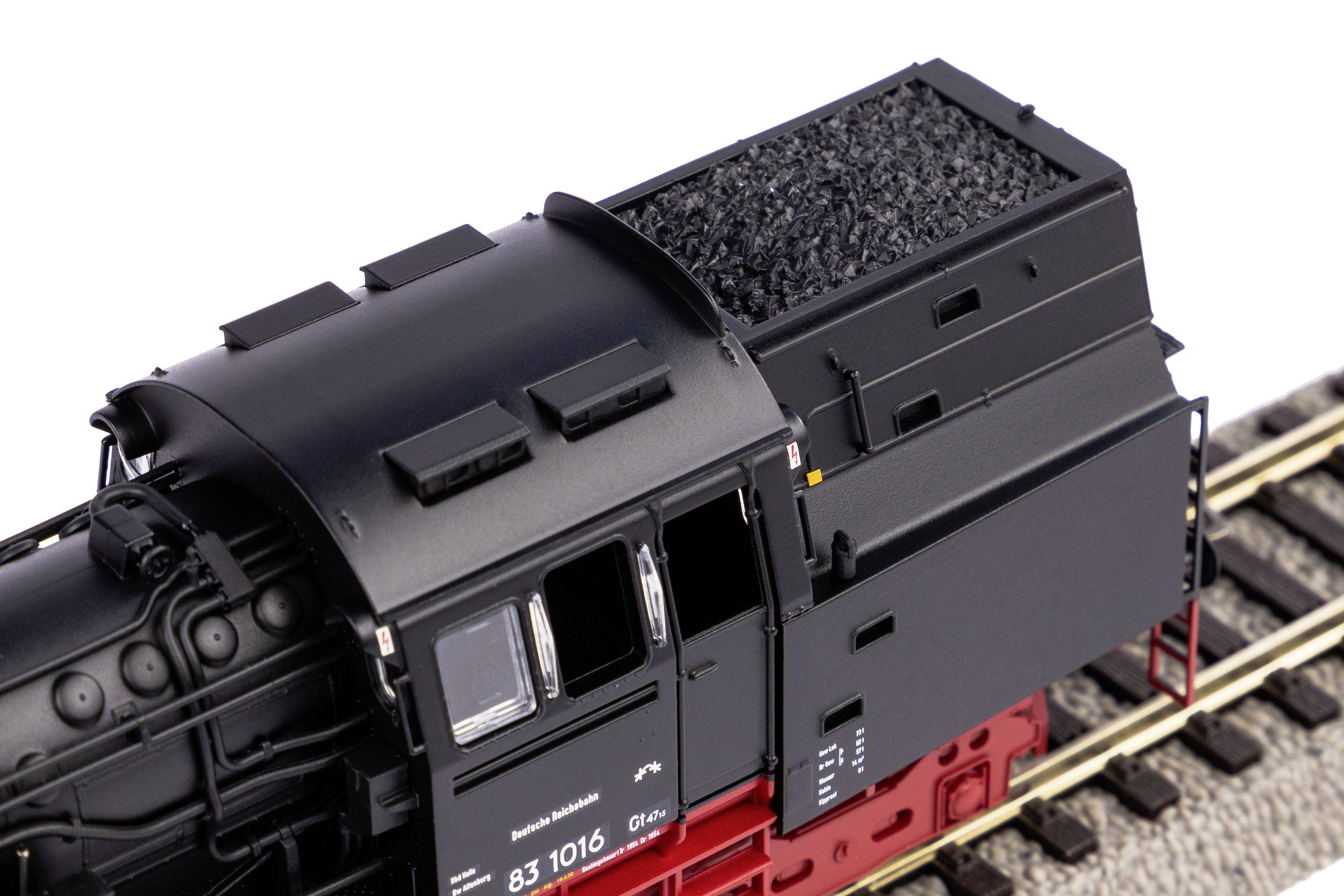 Model zabawkowy czarnego tendera parowozu na torze, z realistycznym ładunkiem węgla i szczegółowymi elementami konstrukcyjnymi.