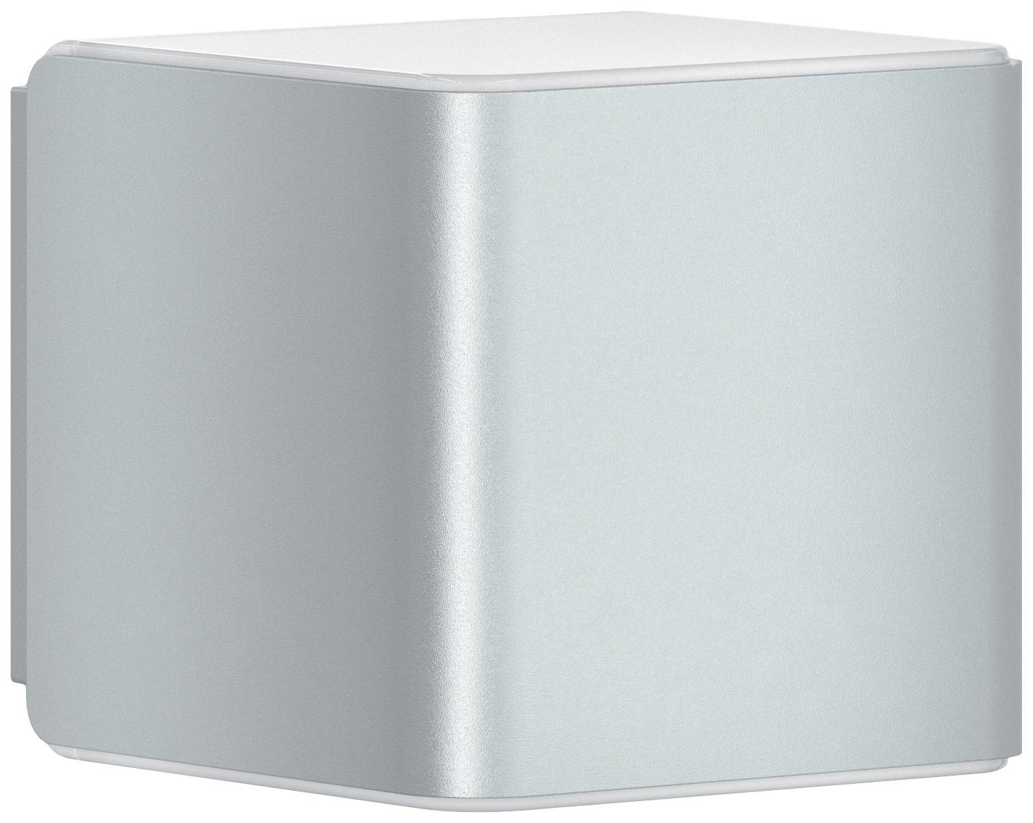 Ścienna lampa LED w kształcie srebrnego sześcianu.