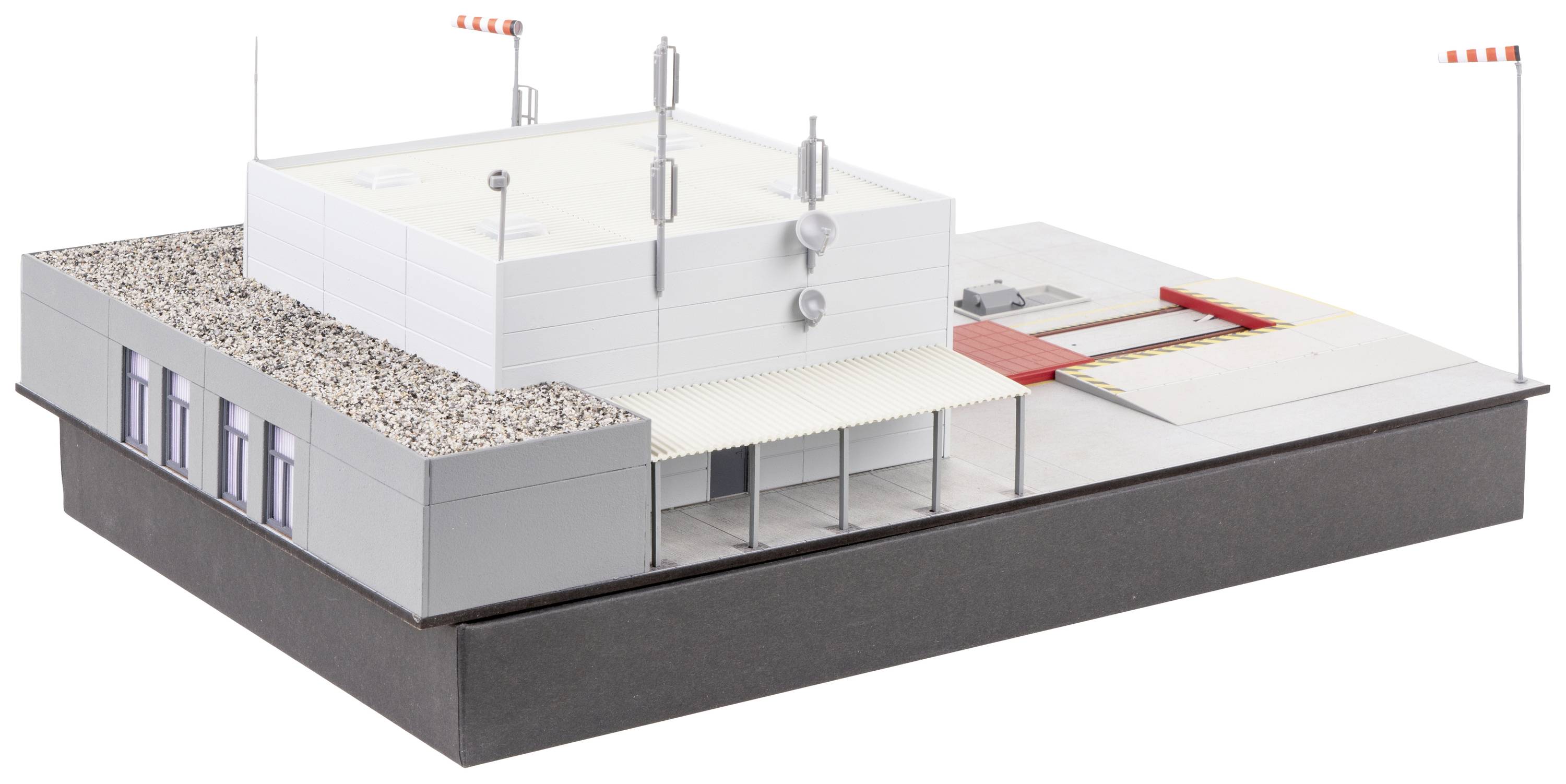Model architektoniczny nowoczesnego budynku z płaskim dachem, antenami i dwoma chorągiewkami wiatrowymi na dachu. Model przedstawia realistyczne odwzorowanie powierzchni i detali budynku.