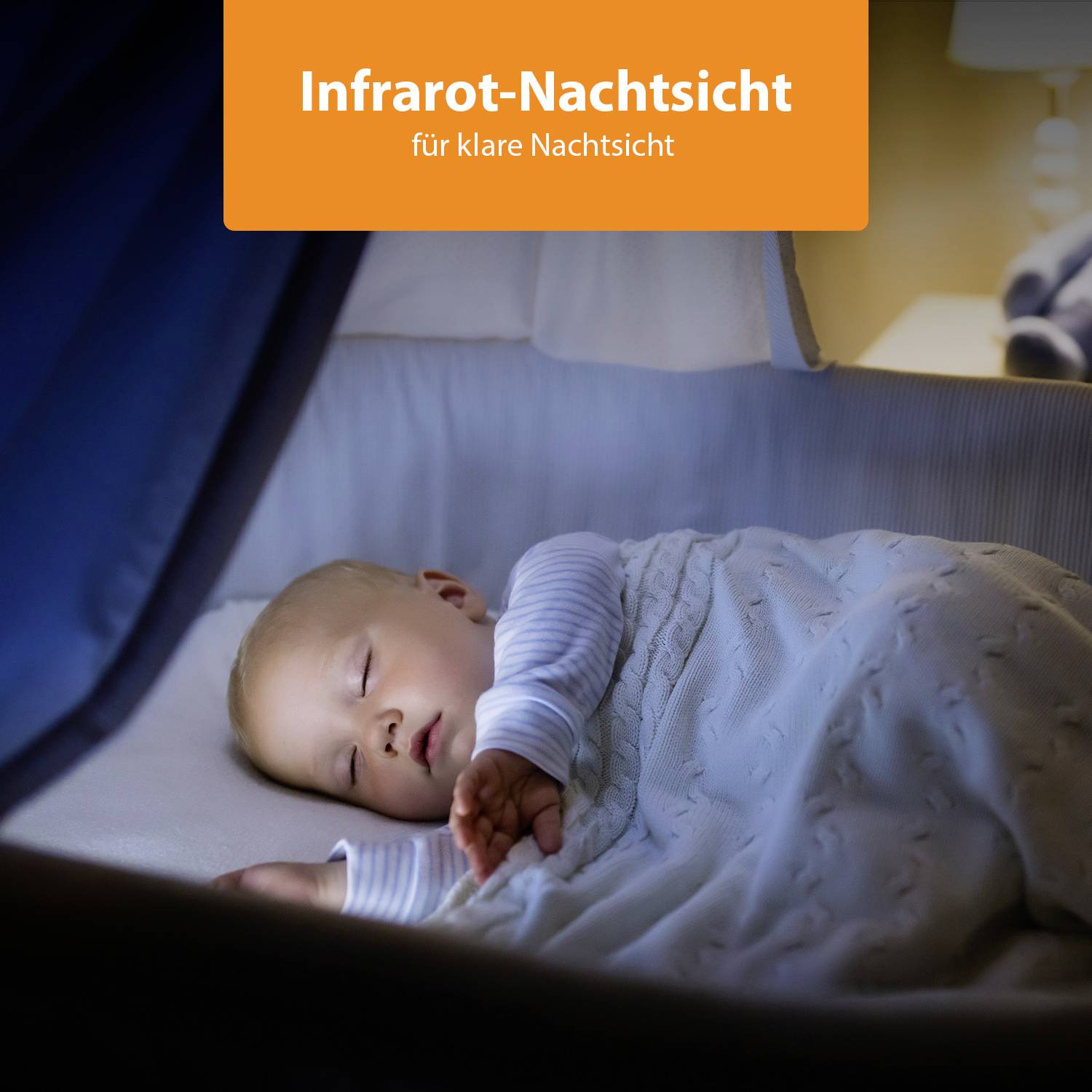 Śpiące niemowlę w łóżeczku, otoczone miękkim światłem. Tekst na górze: 'Noktowizja podczerwieni dla jasnej widoczności nocnej'.