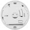 Biały, okrągły czujnik dymu widziany od dołu, ukazujący punkty montażowe i komorę baterii.