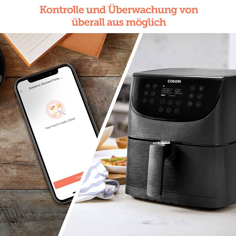 Frytkownica powietrzna z cyfrowym wyświetlaczem obok smartfona, który pokazuje aplikację do sterowania frytkownicą. Tekst: 'Sterowanie i monitoring z dowolnego miejsca'.