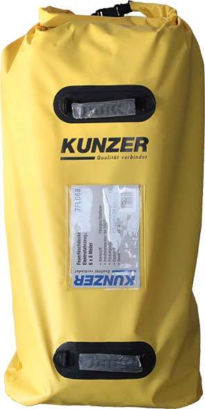 Żółta wodoodporna torba z przezroczystym okienkiem, na której widnieje napis 'KUNZER'. Odpowiednia do bezpiecznego transportu w wilgotnych środowiskach.