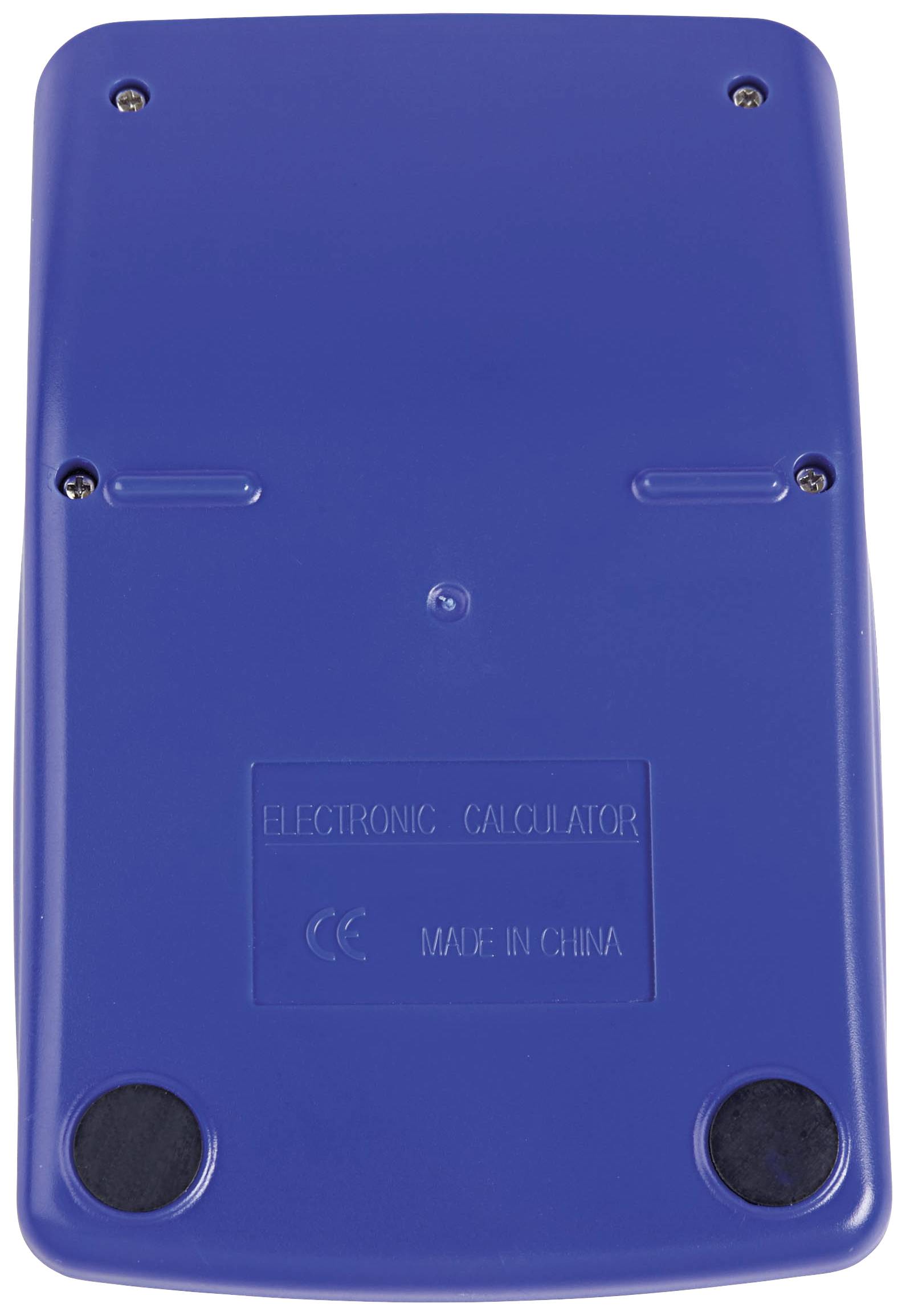 Tylna strona niebieskiego kalkulatora kieszonkowego z okrągłymi gumowymi stopkami w dolnych narożnikach. Nadruk: 'ELECTRONIC CALCULATOR, MADE IN CHINA'.