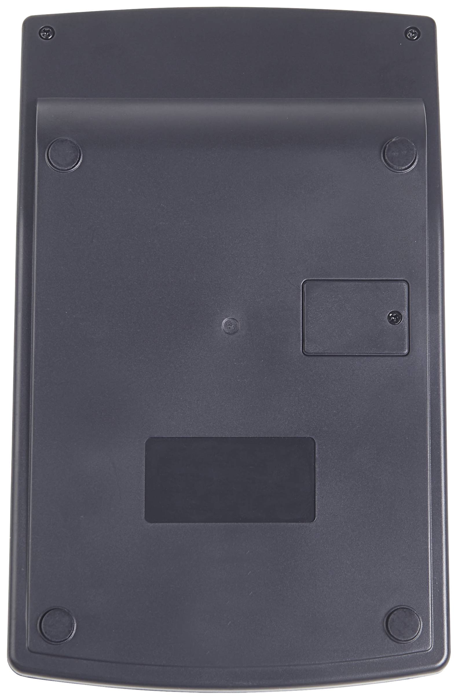 Tylna strona czarnego kalkulatora z pokrywą baterii oraz czterema okrągłymi gumowymi nóżkami w narożnikach.