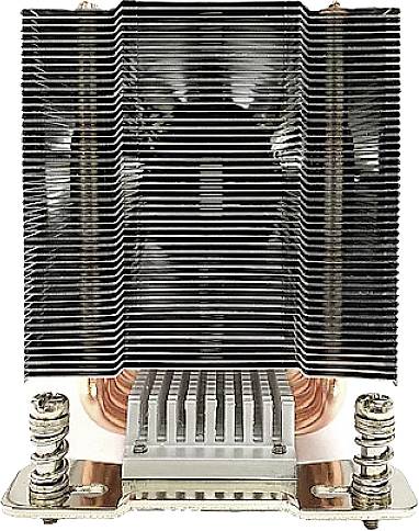 Radiator z wieloma warstwami aluminium i miedzianymi rurkami, zamontowany na metalowej podstawie. Służy do chłodzenia elementów elektronicznych.