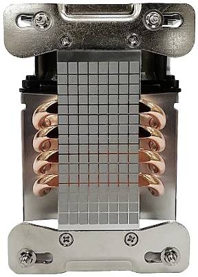 Radiator metalowy z miedzianymi rurkami cieplnymi i szarą podkładką termoprzewodzącą do chłodzenia komponentów elektronicznych.