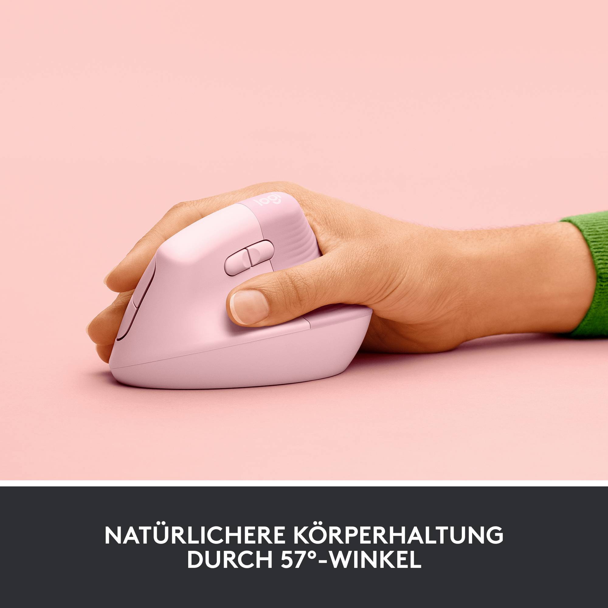 Jedna ręka trzyma ergonomiczną mysz, zaprojektowaną dla naturalnej pozycji ciała dzięki kątowi 57°. Tekst: 'Bardziej naturalna postawa ciała dzięki kątowi 57°'.