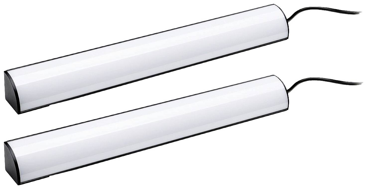 Dwie podłużne lampy LED z przewodami, odpowiednie do montażu pod szafkami lub półkami, przeznaczone do oświetlenia blatu roboczego.