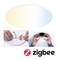 Okrągła lampa sufitowa z regulowaną temperaturą barwową. Trzy dłonie montują oprawę. W dolnym prawym rogu znajduje się logo Zigbee.