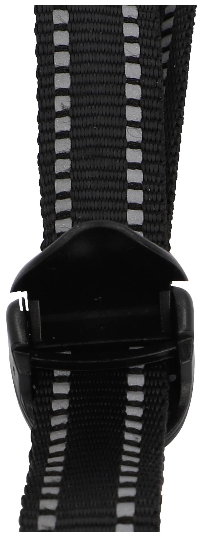 Czarny nylonowy pasek z odblaskowymi pasami i plastikową klamrą, ujęty w zbliżeniu.