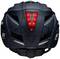Kask rowerowy w kolorze czarnym z włączonym czerwonym tylnym światłem LED. Kask posiada odblaskowe paski zwiększające widoczność.
