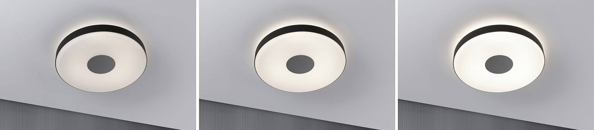 'Trzy okrągłe lampy sufitowe o nowoczesnym, minimalistycznym designie, które zapewniają miękkie, rozproszone światło. Są rozmieszczone równomiernie wzdłuż sufitu.'