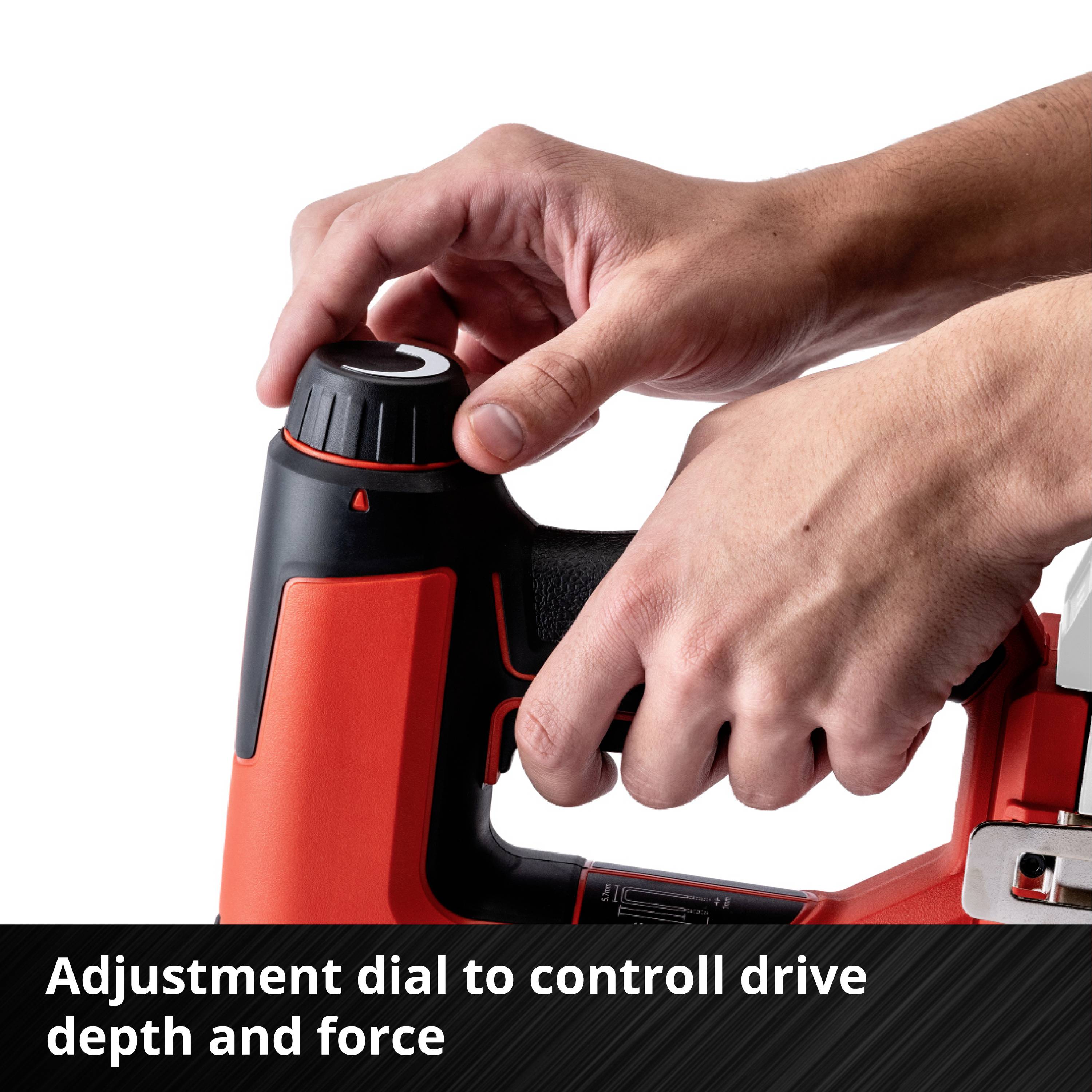 Dwie ręce obracają czarny pokrętło na czerwonym urządzeniu. Tekst: 'Pokrętło regulacji głębokości i intensywności uderzenia'.
