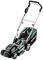 Zielony kosiarka z czarnym koszem i srebrną rączką, z widocznym logo marki na korpusie i koszu, stoi wystawiona do oglądu.