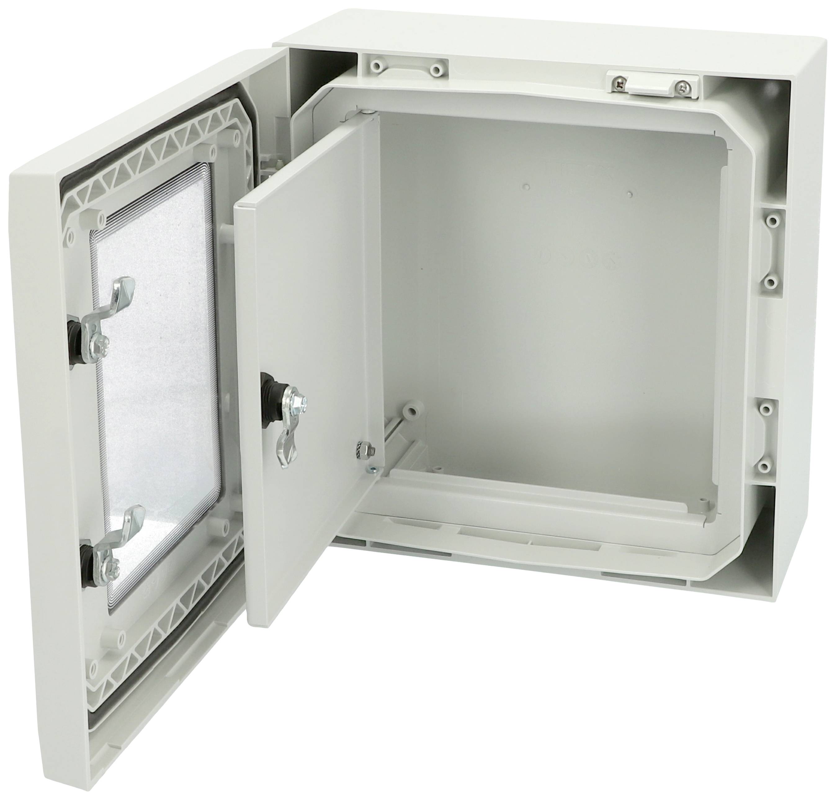 Otwarty szary szafka elektryczna z widocznymi metalowymi okuciami i zawiasami po prawej stronie. Idealna do ochrony urządzeń elektrycznych.