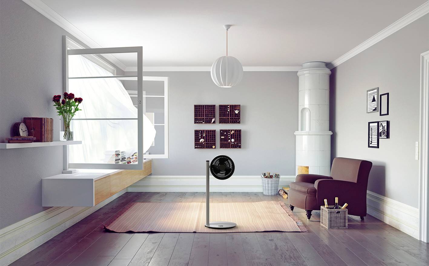 Nowoczesny salon z otwartym oknem, wentylator stojący, fotel, piecyk kominkowy i dekoracyjne obrazy na ścianie.