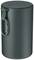 Ciemnozielony, cylindryczny głośnik Bluetooth z żebrowaną powierzchnią i zintegrowanym karabińczykiem do przenoszenia.