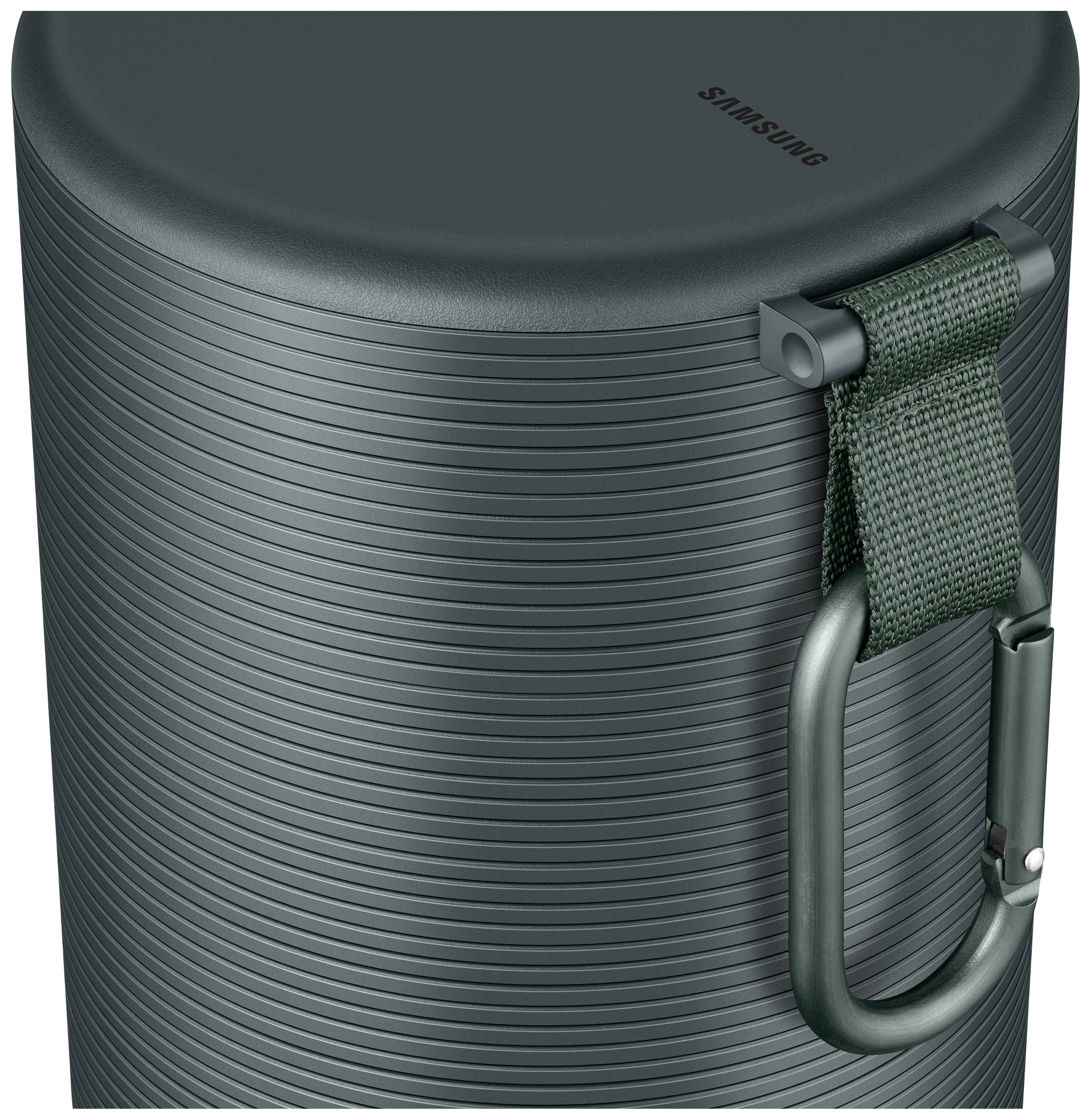 Ciemnozielona, cylindryczna torba z żebrowanym wzorem, z uchwytem do noszenia i karabińczykiem po bokach, z wytłoczonym logo.