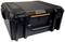 Czarny, wytrzymały kufer z tworzywa sztucznego z uchwytem do przenoszenia i zatrzaskami. Idealny do bezpiecznego transportu delikatnego sprzętu.