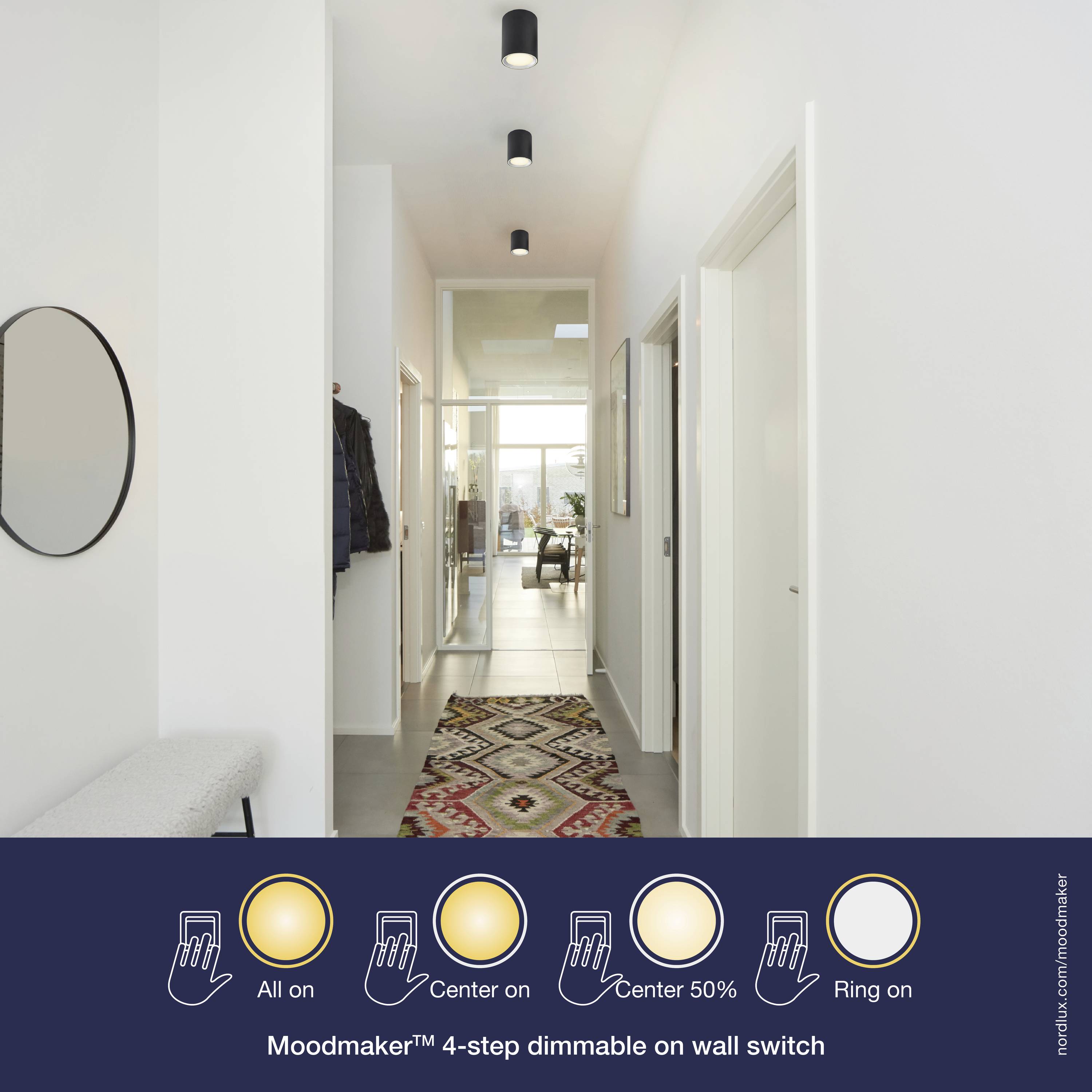 Korytarz z okrągłym lustrem ściennym, chodnikiem dywanowym i widokiem na jasno oświetlony pokój. Poniżej opis trybów świetlnych Moodmaker™.