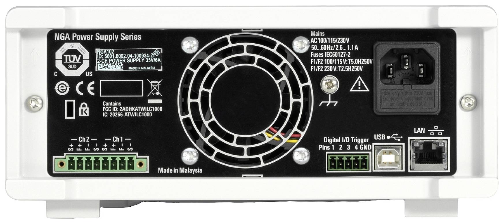 Tylna strona zasilacza z wentylatorem pośrodku, kilkoma złączami i włącznikiem sieciowym. Etykieta wskazuje 'Seria Zasilaczy NGA Power Supply'.
