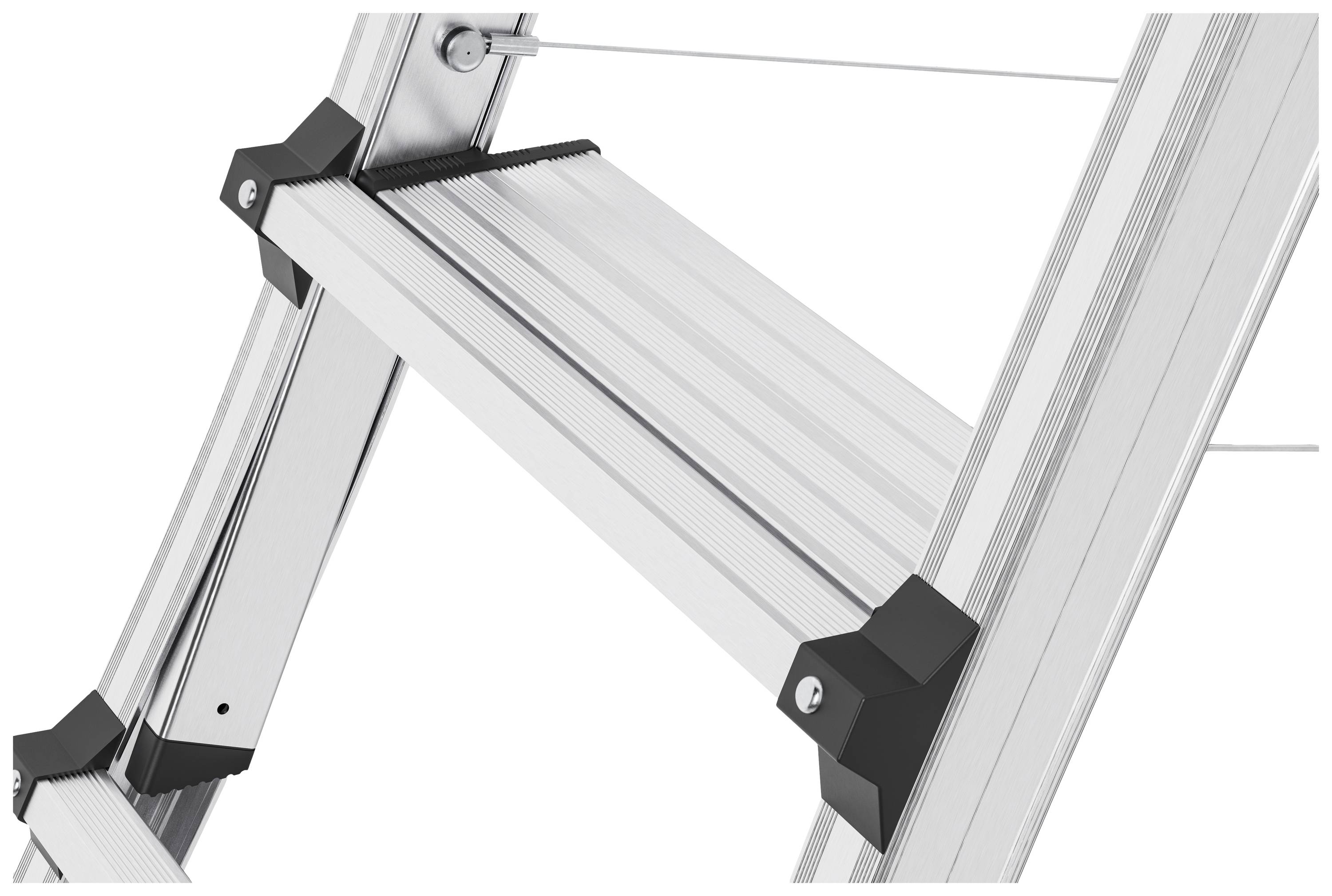 Aluminiowa drabina w kolorze srebrnym, zakończona czarnymi plastikowymi nakładkami, wyposażona w antypoślizgowe stopnie.