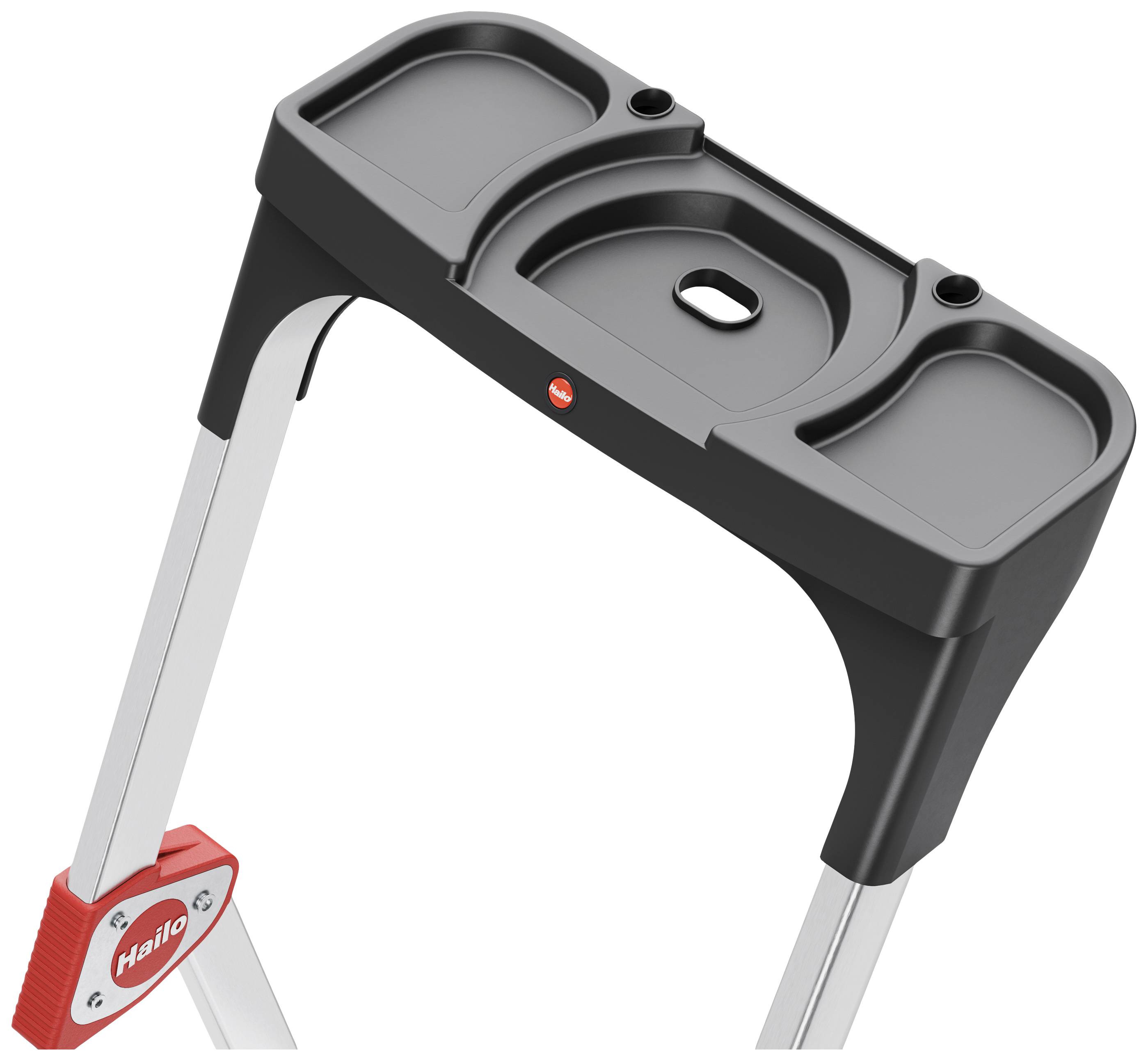 Czarna taca narzędziowa umieszczona na górze drabiny składanej, wyposażona w zagłębione przegródki przeznaczone do przechowywania narzędzi, idealna do projektów majsterkowiczów.