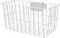 Biały metalowy kosz ścienny o prostokątnym kształcie, wykonany w stylu kratownicy, z płytką montażową, przeznaczony do przechowywania różnych przedmiotów.