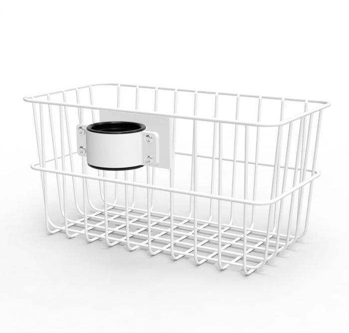 Biały kosz z metalową kratką i uchwytem z jednej strony. Kosz wydaje się nadawać do zamocowania na jakiejś powierzchni.