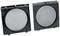 Dwie czarne, kwadratowe osłony głośników z okrągłymi, perforowanymi kratkami. Są ułożone obok siebie.