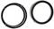 Dwa okrągłe, czarne plastikowe pierścienie adaptera z rozmieszczeniem otworów. Po lewej stronie sześć, a po prawej stronie osiem otworów mocujących.