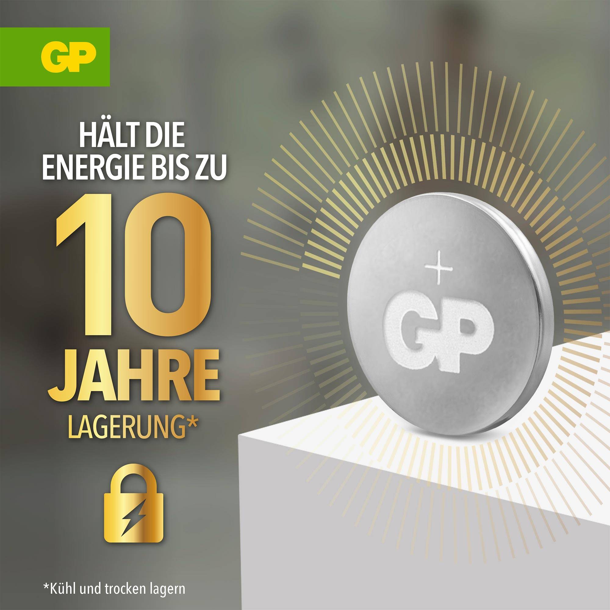 „Baterie GP zachowuje energię nawet przez 10 lat przechowywania." Bateria podświetlona złotymi promieniami. Symbol bezpieczeństwa w lewym dolnym rogu.
